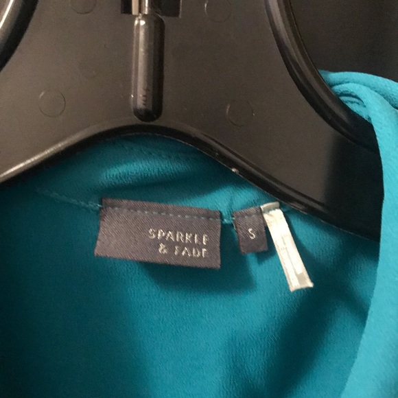 Sleeveless Blouse with Pleated Back - Picture 2 of 3